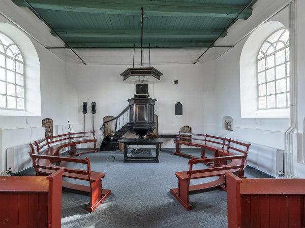 De preekstoel in de kerk van Meedhuizen